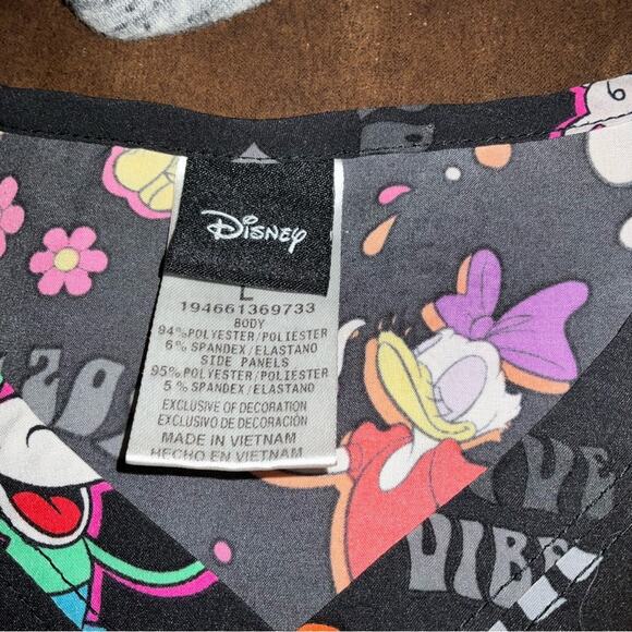 EUC Disney Positive Vibes Print SS pockets side slit Sz L scrub top - Picture 3 of 4